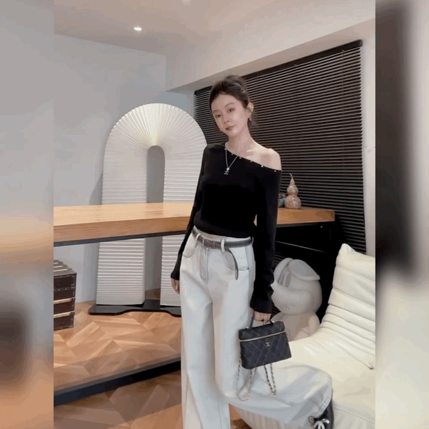 辣妹风铆钉斜领露肩长袖T恤女港味修身性感打底小衫黑色法式上衣