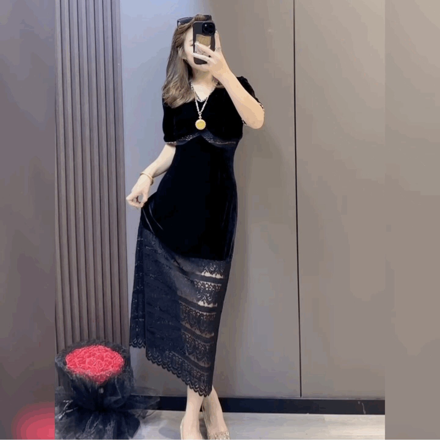 金丝绒短袖连衣裙女轻奢重工蕾丝镂空过膝裙V领修身丝绒中长裙子