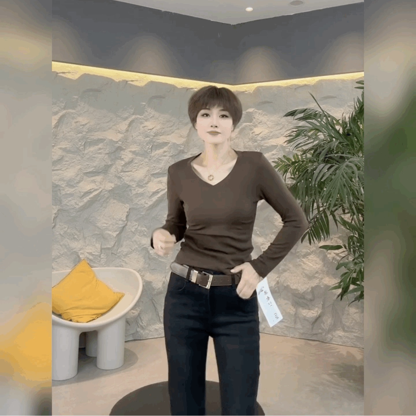 简约纯色V领内搭T恤女