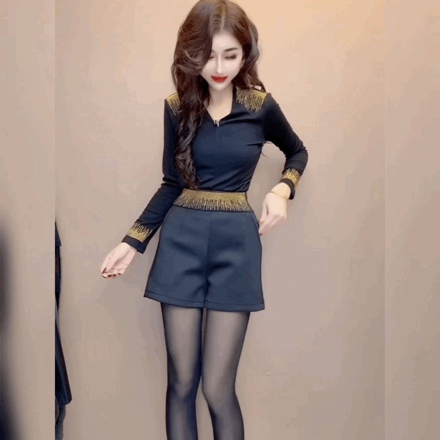 女神范气质V领黑色上衣短裤套装