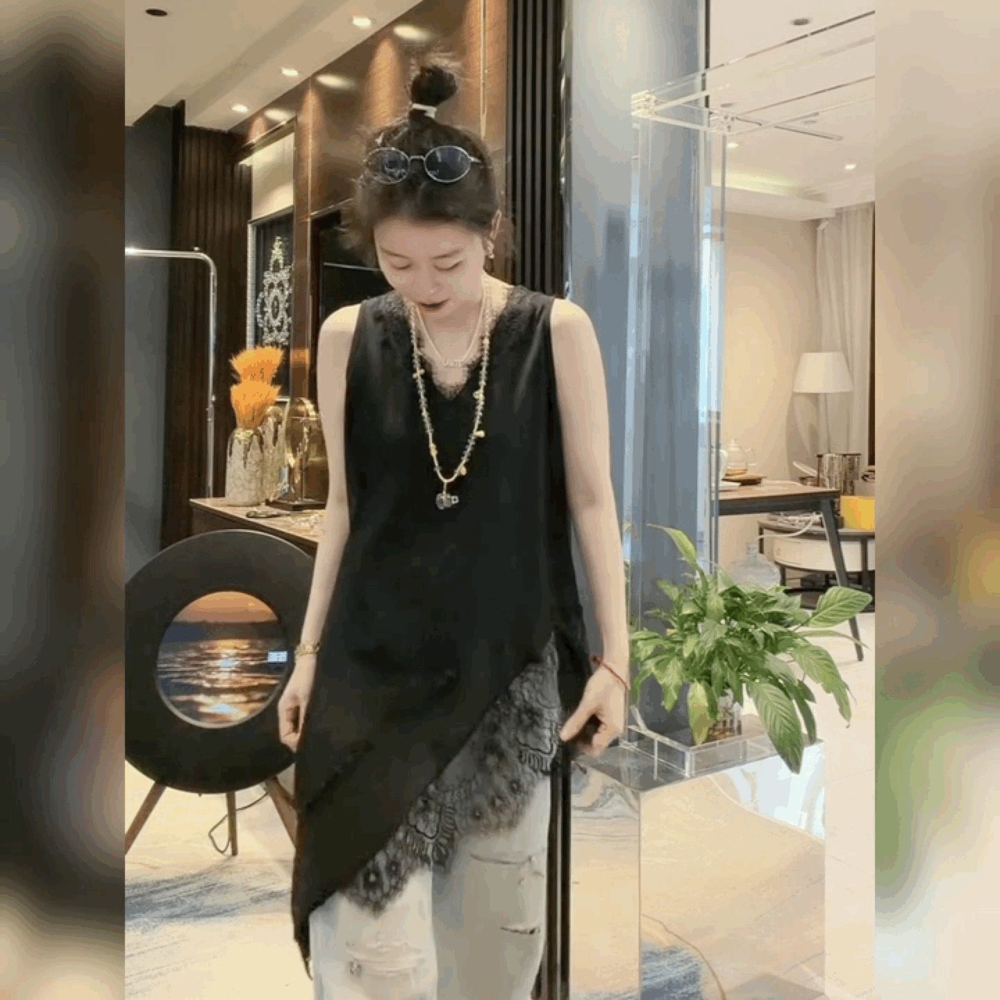 复古蕾丝拼雪纺v领无袖背心女图片