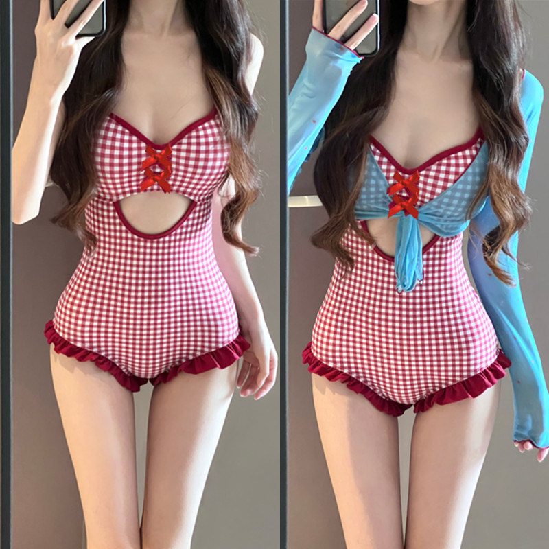 复古红白格纹连体泳衣女胸前镂空装饰木耳边裙摆显瘦遮肉度假泳装