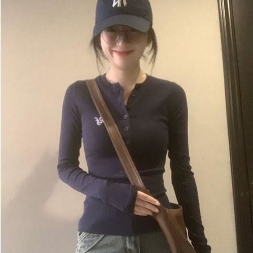 美式复古纽扣刺绣设计长袖t恤女秋季新款修身显瘦打底衫上衣ins潮