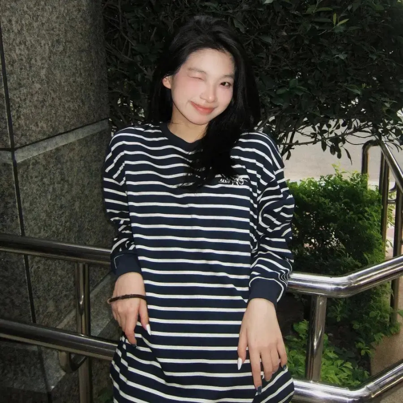 条纹圆领字母刺绣春秋季宽松长袖T恤女装藏青色慵懒风上衣ins