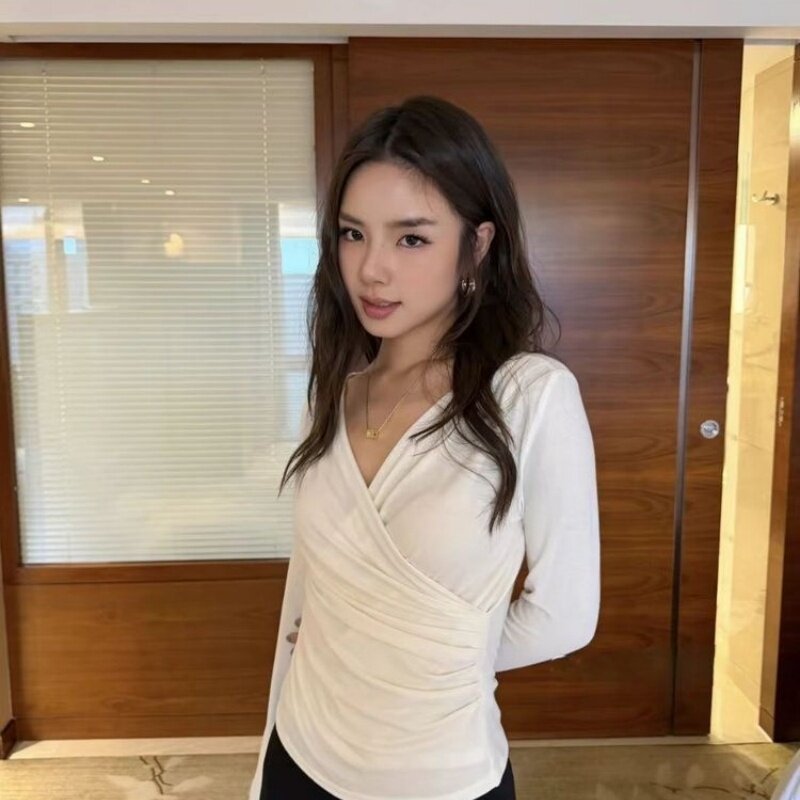 小众白色交叉V领褶皱德绒长袖T恤女秋冬季气质修身显瘦打底衫上衣