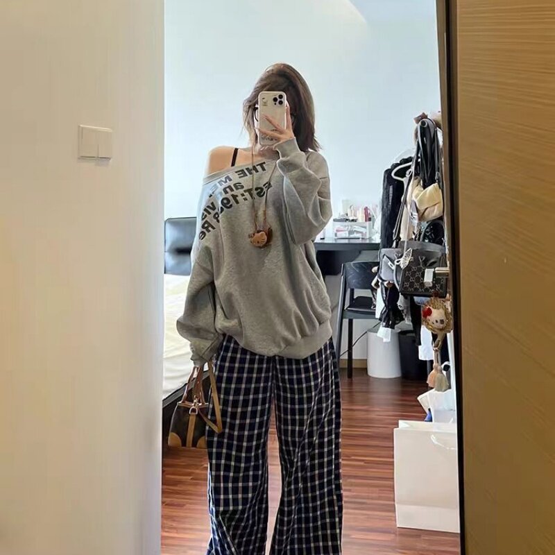 这件超辣!!美式辣妹斜肩字母印花长袖卫衣新款设计慵懒宽松上衣女