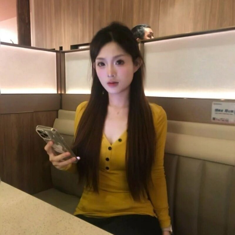 纯欲风辣妹姜黄色V领长袖T恤女秋冬季内搭打底衫修身显瘦百搭上衣