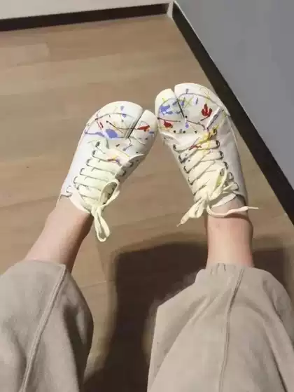 Aixige Same Style Graffiti Splatter Split-Toe Shoes for Women, Flat 2026 New Model mm Horseshoe Shoes, Low-Top Lace-Up Canvas Shoes