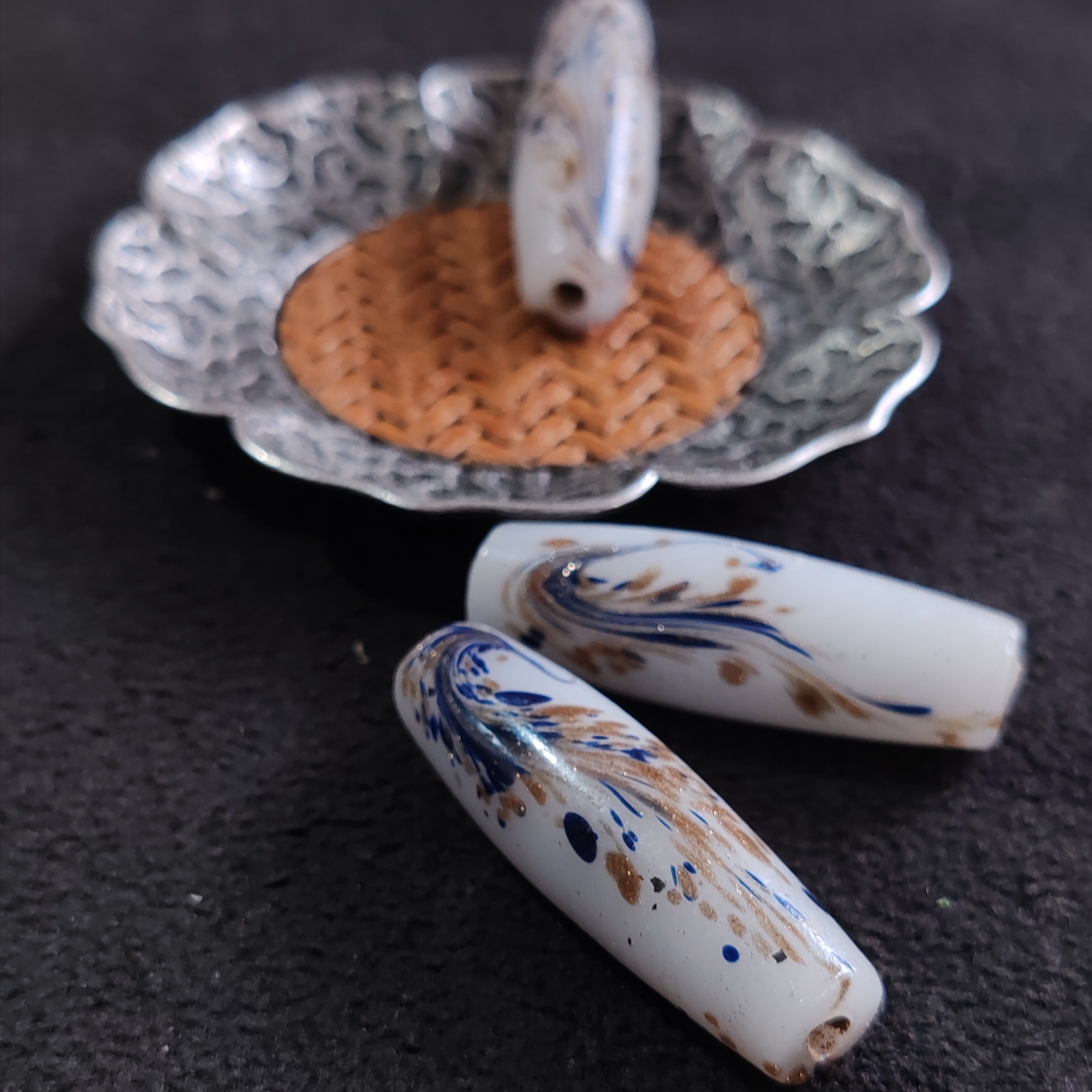 博山古法土炉炭烧纯手工白玉甩彩凤尾珠13*40mm佛珠配珠文玩配珠