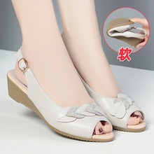 品牌断码清仓真皮坡跟凉鞋女2025夏季中粗跟鱼嘴皮鞋软底妈妈凉鞋