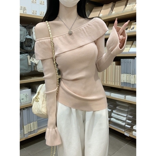 甜美粉色荷叶边喇叭袖斜肩上衣女2025年春季新款一字领露肩针织衫