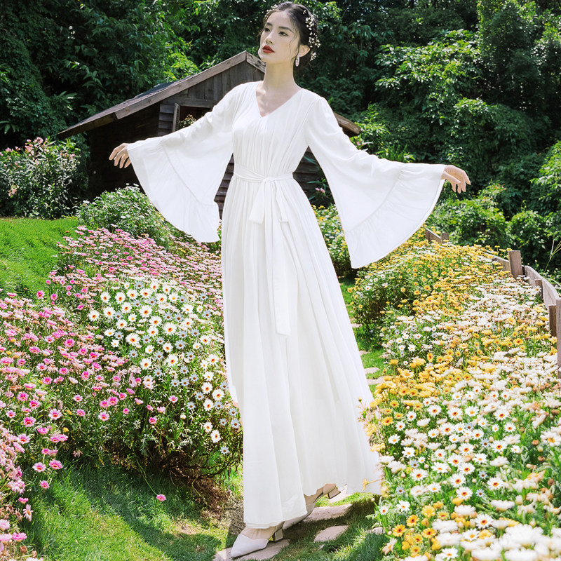 旅拍好看法式复古v领雪纺连衣裙大摆喇叭袖白色荷叶边仙女长裙子