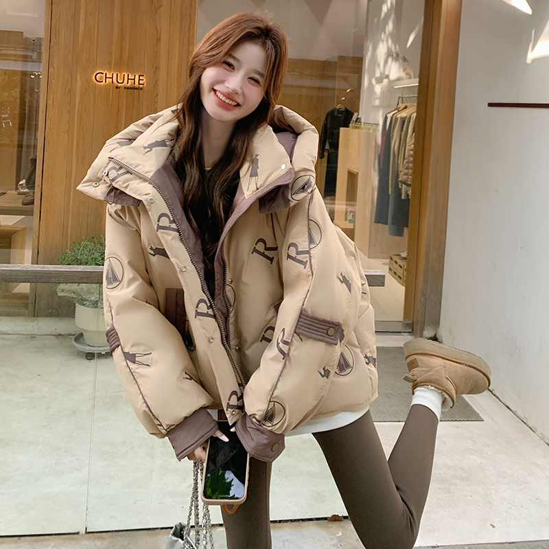 卡其色字母印花短款羽绒服女士冬