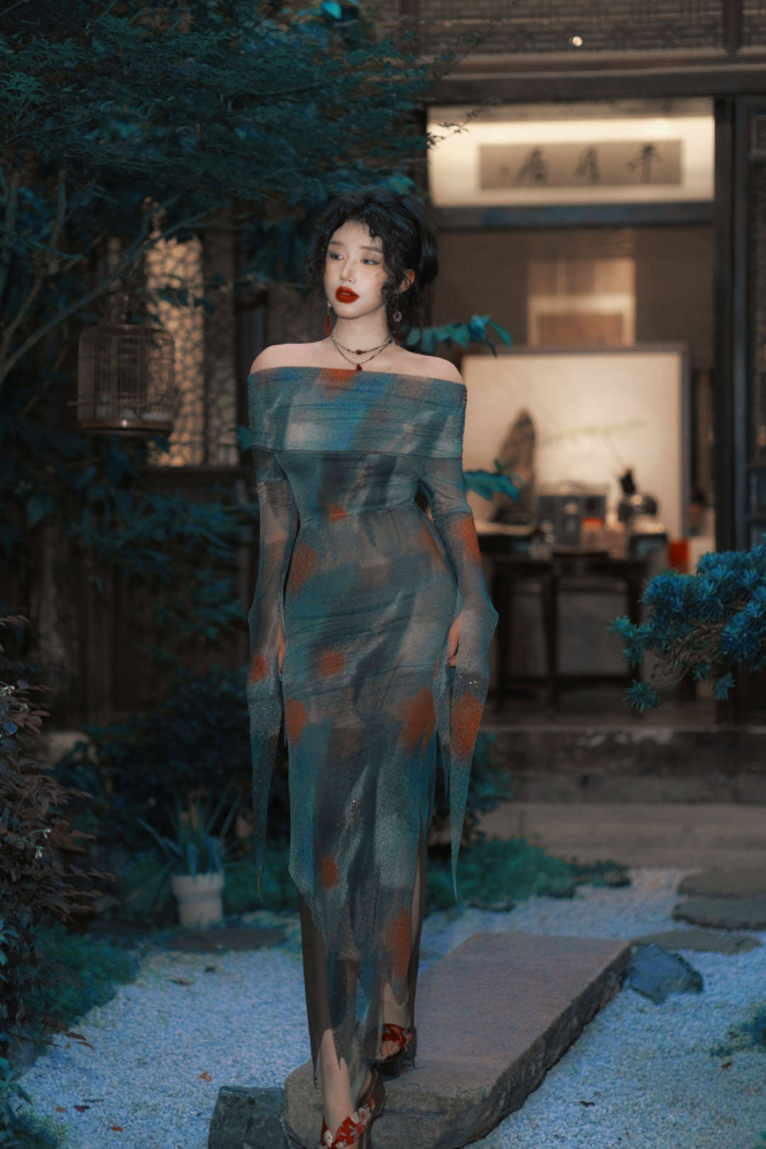 点万设计师原创新中式古典弹力印花小众漏肩修身长款网红连衣裙