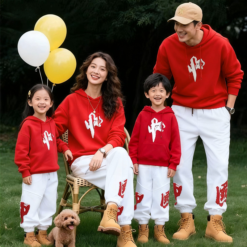国风亲子装冬季套装一家三口2025新款中国红连帽加绒时尚母女卫衣
