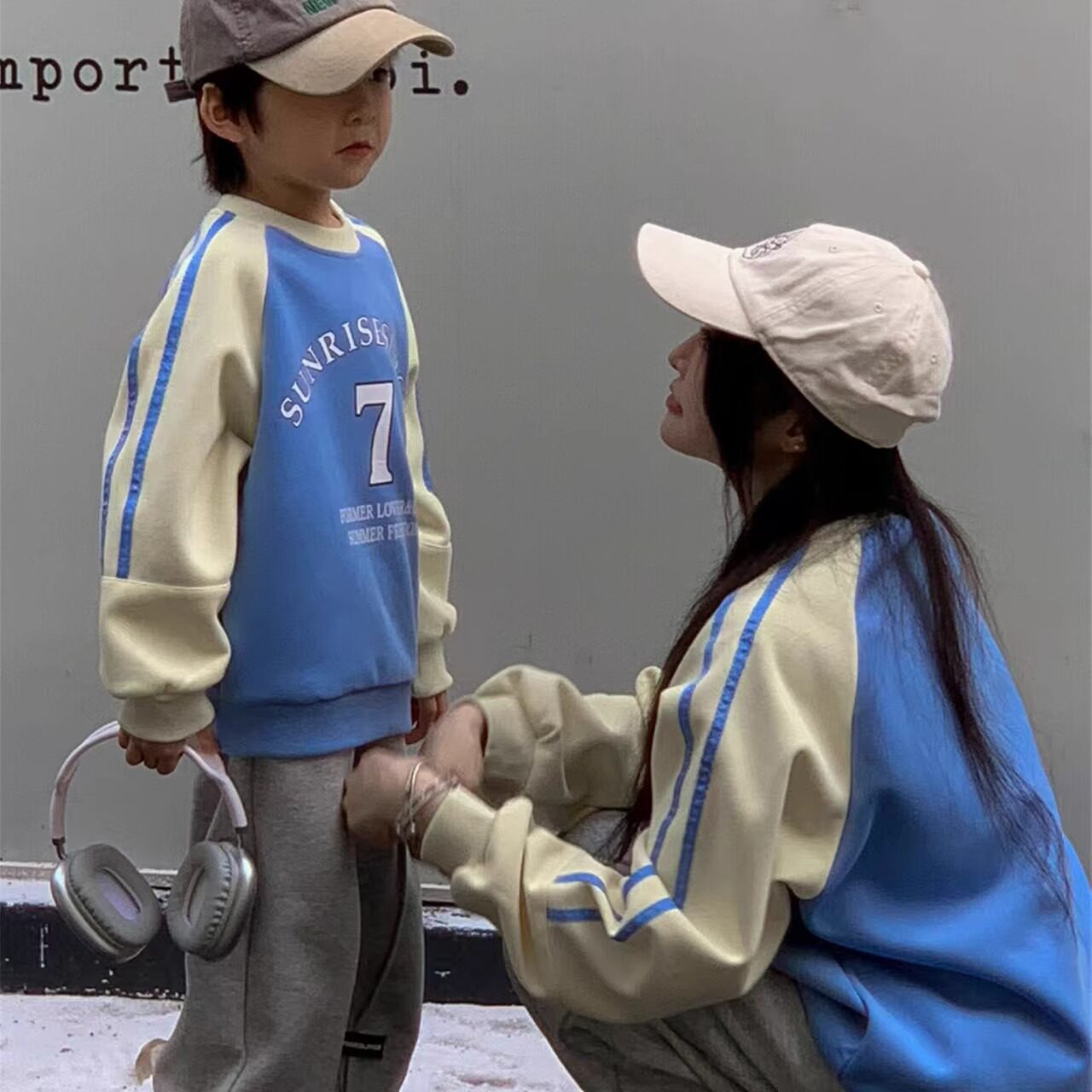 拍照亲子装一家三口秋款卫衣2025新款纯棉婴儿连体衣时尚母女装潮