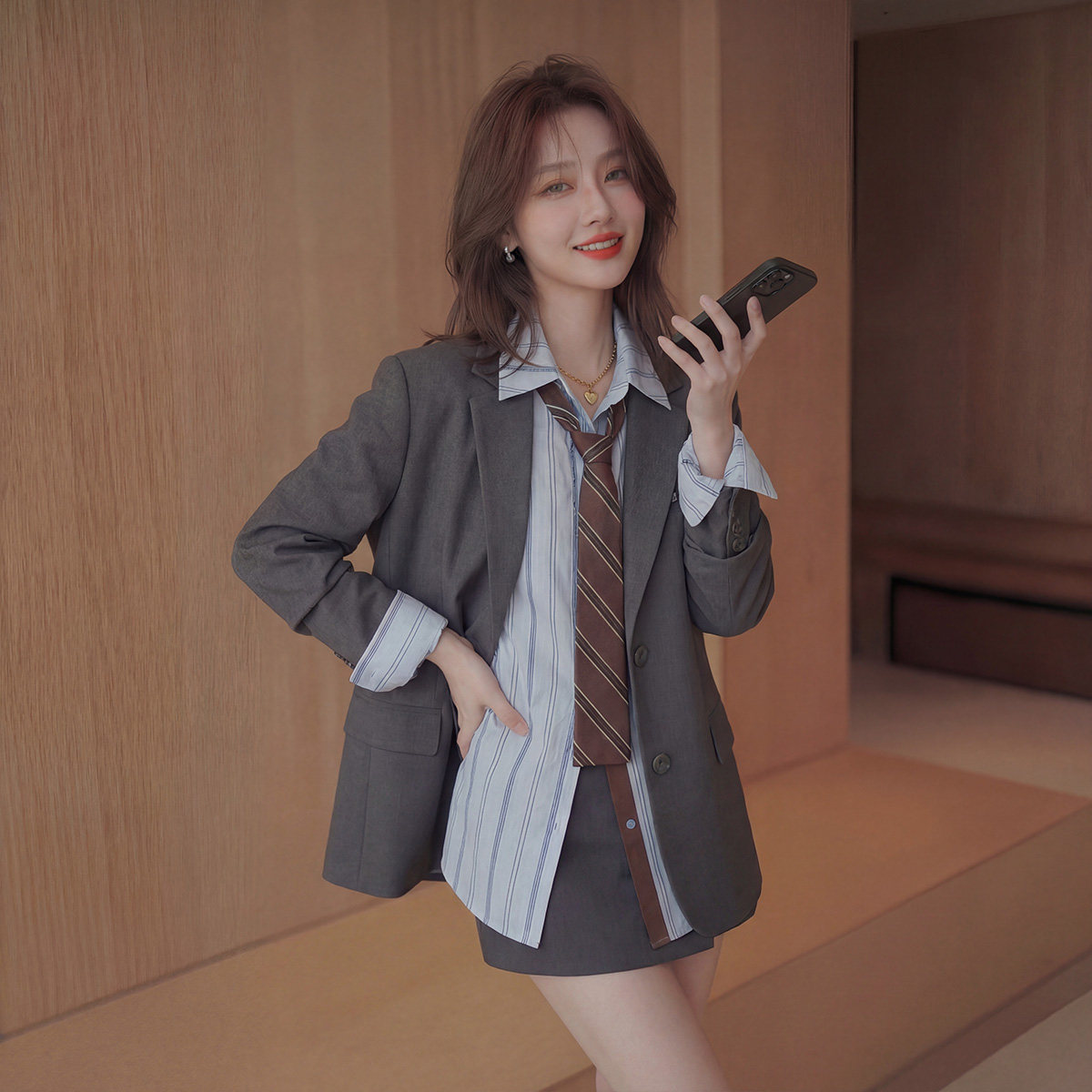 2026春季新款高级感灰色廓形西装外套女宽松休闲通勤西服上衣
