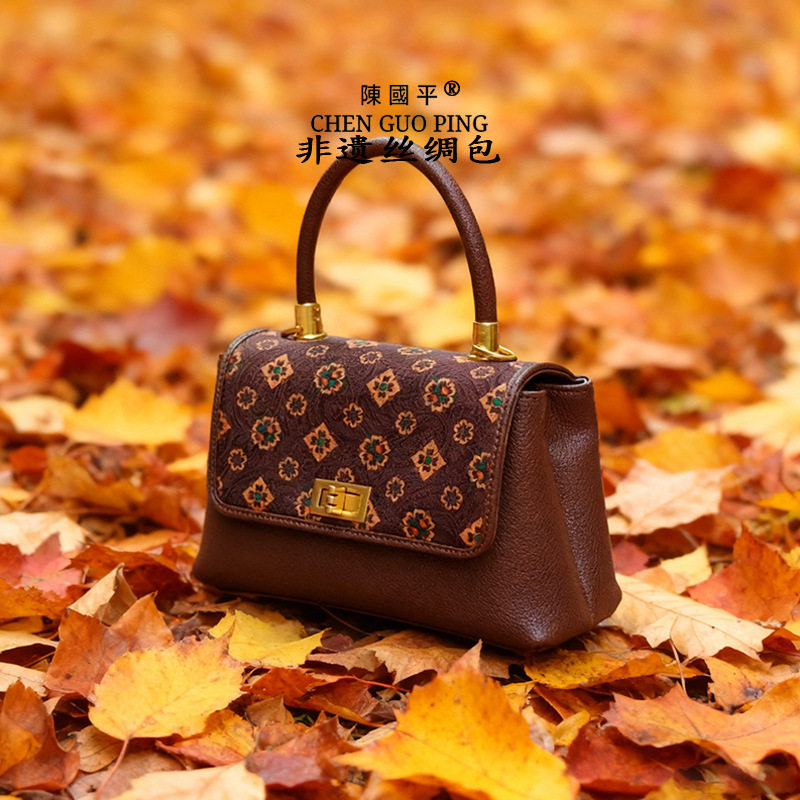 非遗香云纱宝相花真丝手拎包新中式国风单肩手提斜挎包牛皮豆腐包,箱包皮具/热销女包/男包,通用款女包,淘宝优惠券,粉丝福利购,淘宝优惠卷