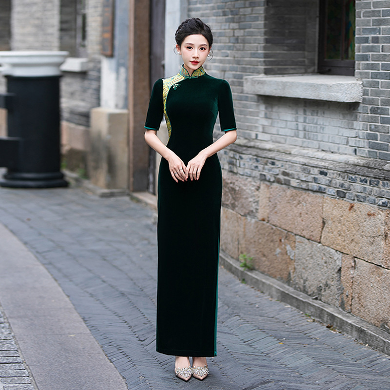 走秀旗袍2025新款演出服绿色金丝绒改良连衣裙高端气质年轻款优雅