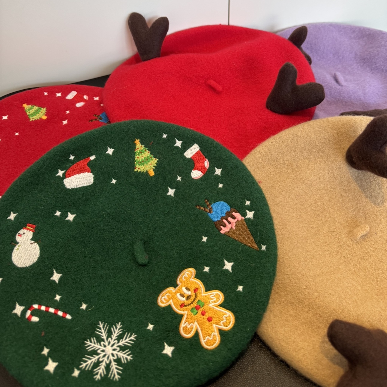 2025年秋冬新款帽子圣诞礼物复古贝雷帽女羊毛呢可爱鹿角画家帽子