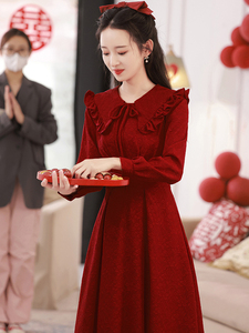 2023秋冬新款女装敬酒回门订婚礼服酒红色复古风高腰娃娃领连衣裙