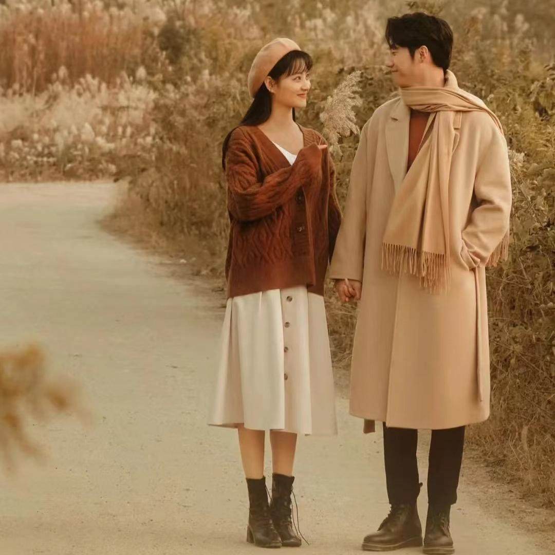 情侣旅拍婚纱照秋冬款毛衣呢大衣风衣外景草坪公路复古风服装