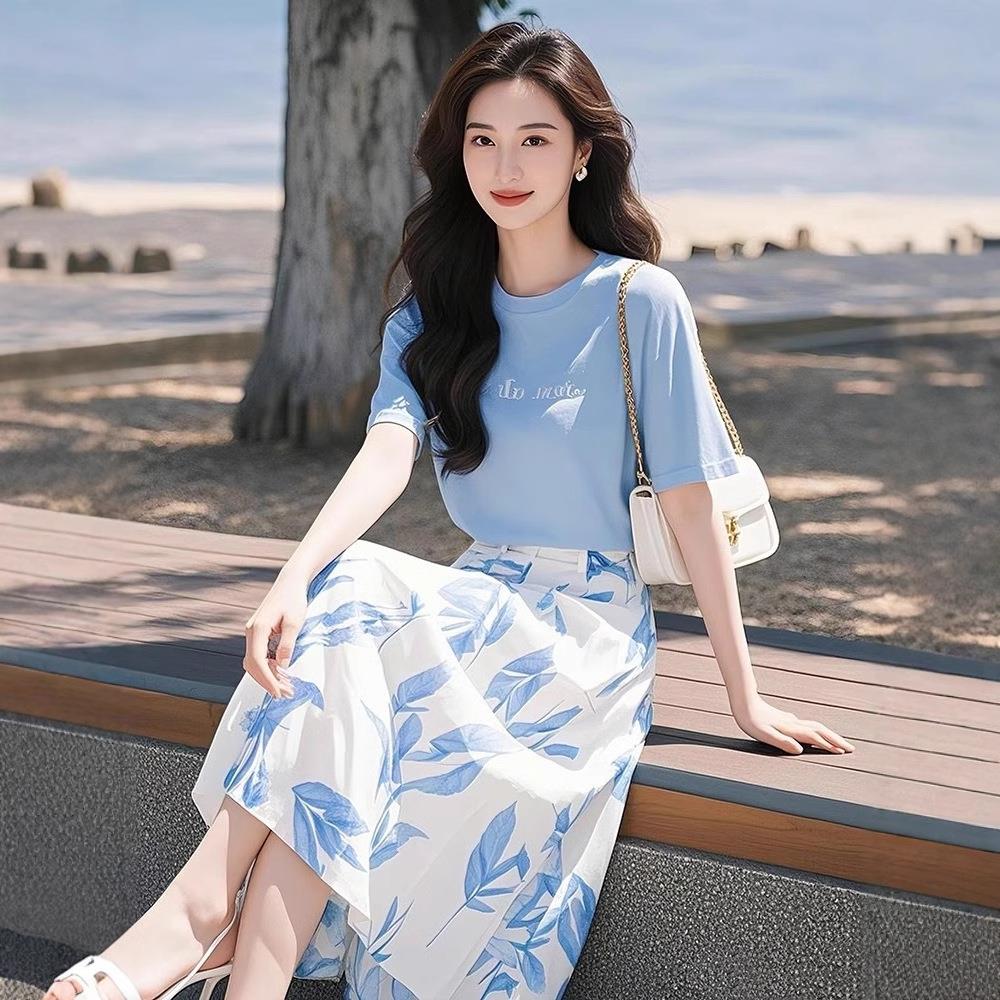 2025新款夏季出游度假穿搭一整套高级感显瘦减龄T恤半身裙两件套