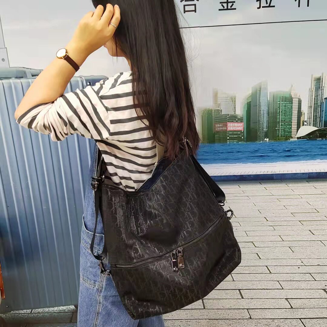 吉莉安大斜挎托特包女包时尚休闲单肩包潮流字母竖款方形单肩包包