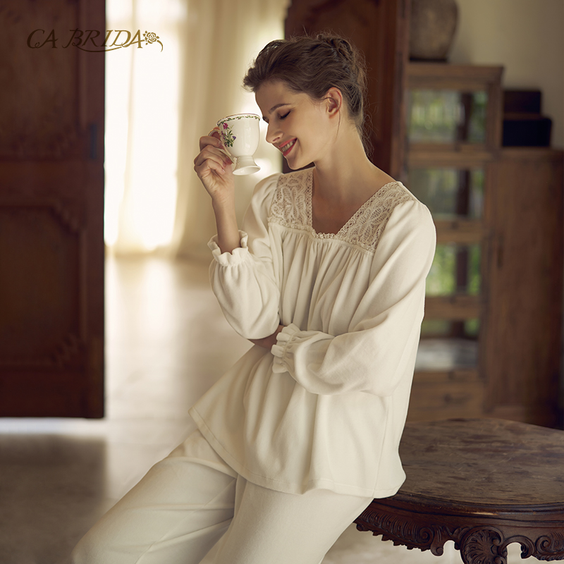 嘉德丽亚蕾丝领口拼接睡衣套装