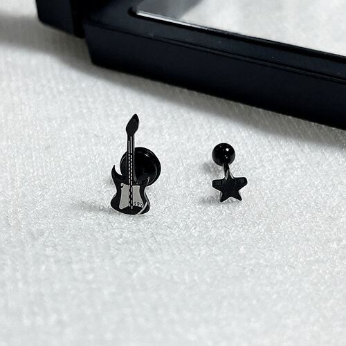 摇滚 个性黑色吉他星星钛钢耳钉小众辣妹不对称耳环男女耳饰
