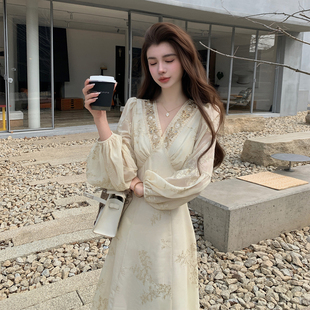 AMNANA法式刺绣V领连衣裙女秋温柔风收腰显瘦度假仙女裙气质长裙