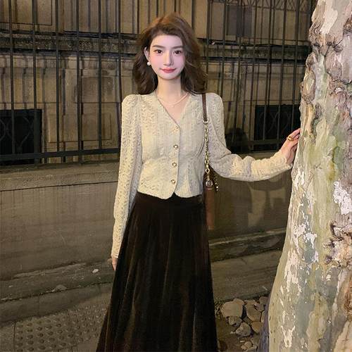 时尚百搭蕾丝上衣丝绒半裙套装