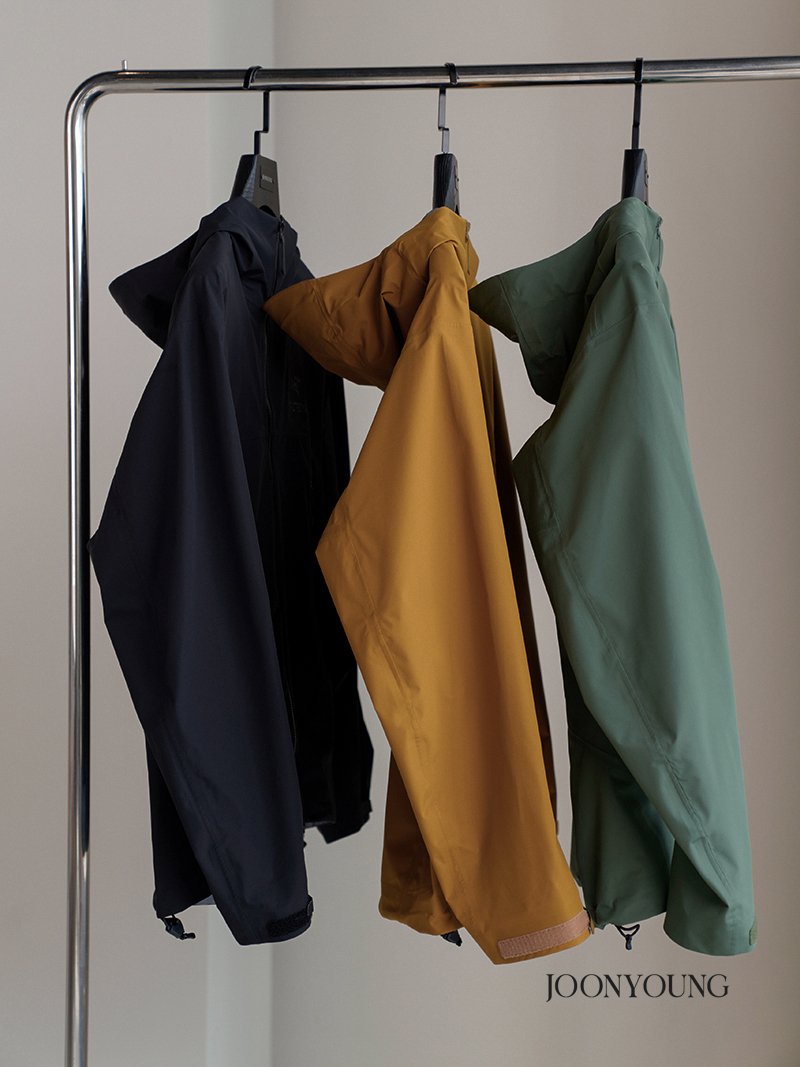 简洁剪裁 轻薄防风且富有弹性面料连帽外套