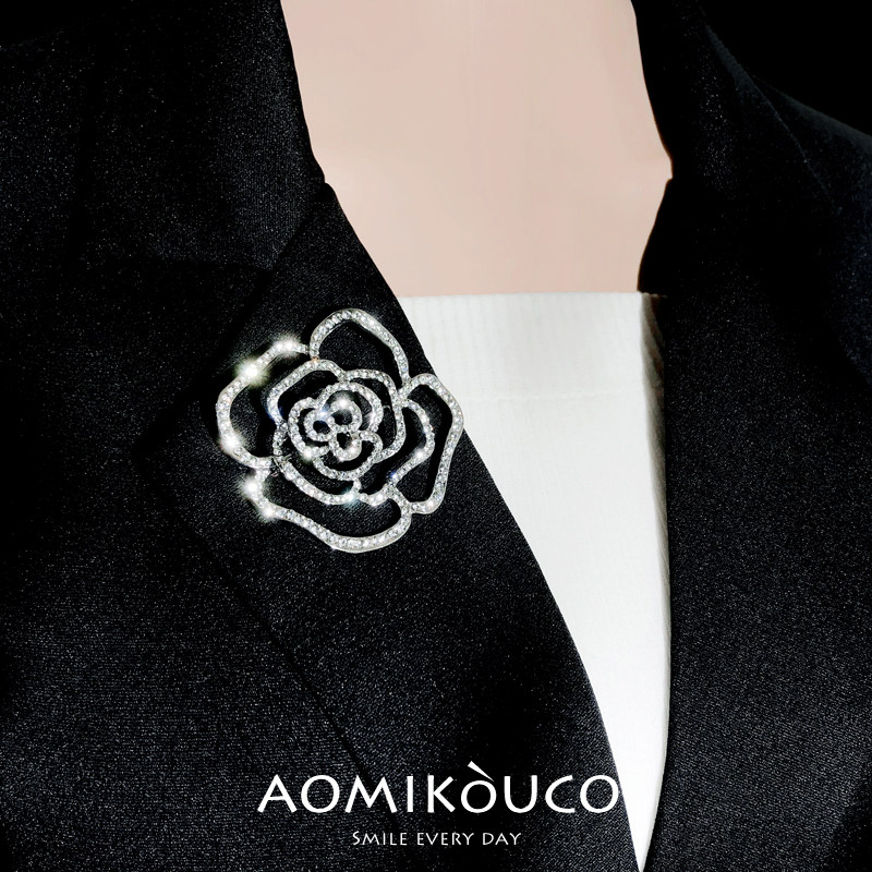 DOUYIN의 같은 스타일 작은 향기 패션 중공 동백 브로치 하이 엔드 럭셔리 핀 정장 재킷 다목적 액세서리