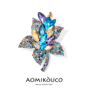 设计感小众晶莹剔透水晶花朵胸针高档女大气别针2025年新款 配饰品