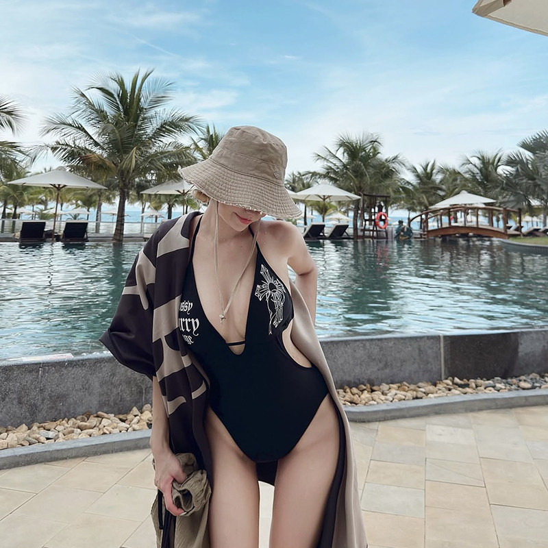 网红性感深V挂脖三角连体泳衣女高级感黑色辣妹克罗心度假风温泉,运动/瑜伽/健身/球迷用品,连体泳衣,淘宝优惠券,粉丝福利购,淘宝优惠卷