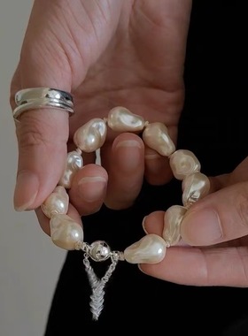 白色炫彩珍珠手链女磁吸扣轻奢高级感小众设计精致手串串珠礼物女