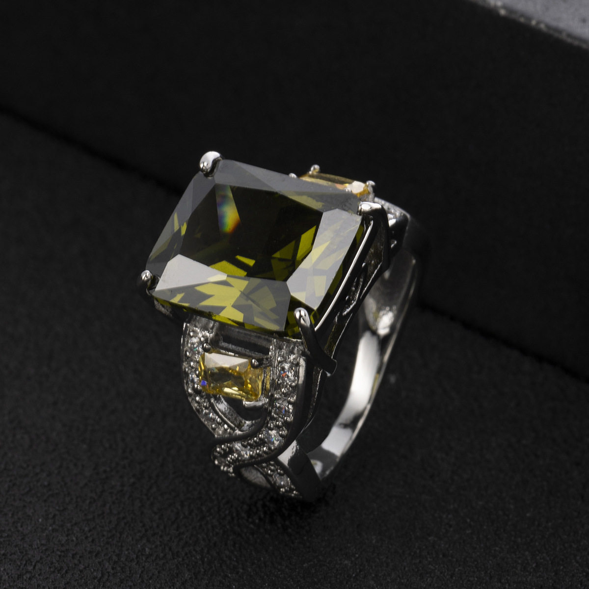 时尚橄榄绿饰品方形锆石戒指欧美流行轻奢彩宝经典气质个性男女款