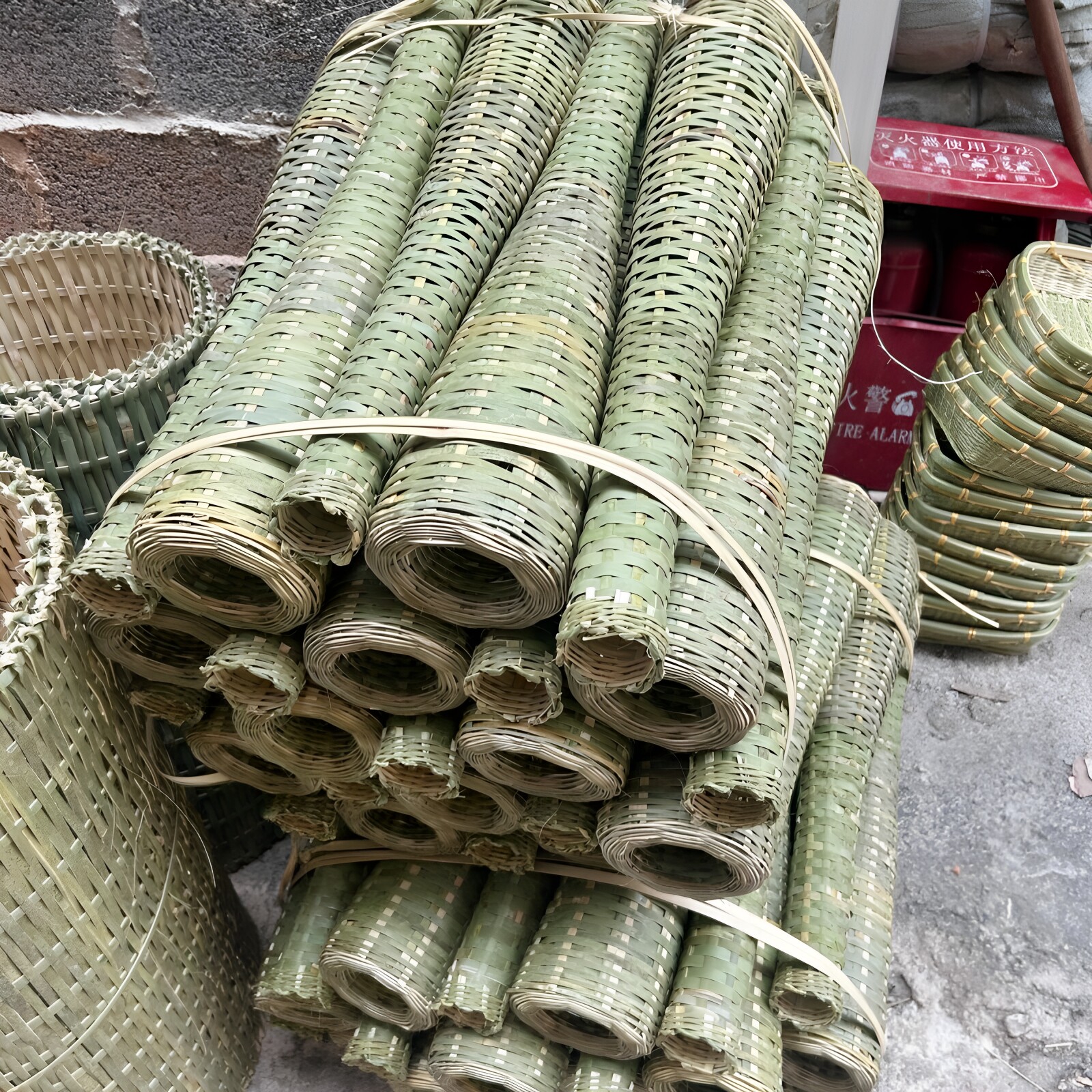 手工编织竹编黄鳝笼捕虾装鱼工具