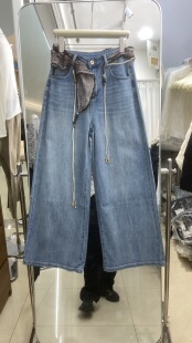 欧货2026春夏新款 女潮 简约通勤自然腰直筒水洗浅色百搭丝巾牛仔裤