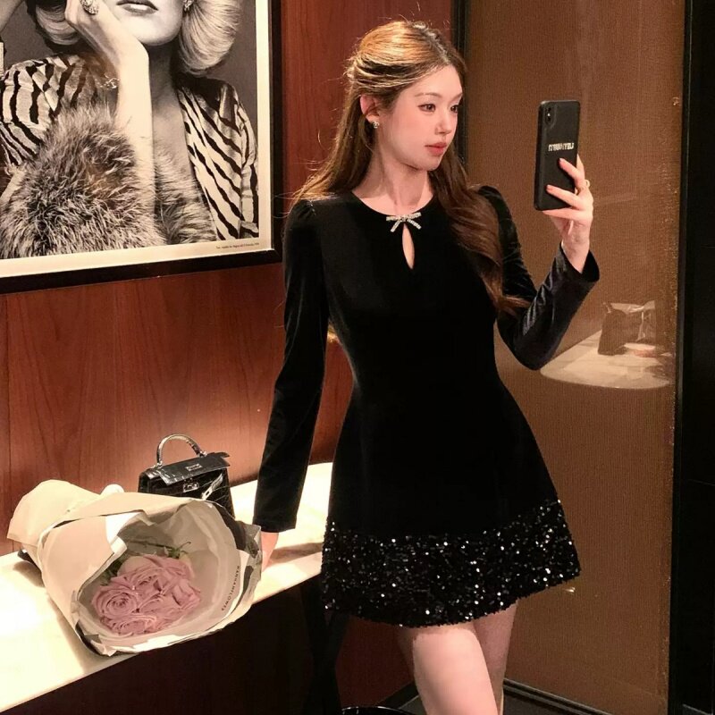 法式千金风丝绒亮片连衣裙女黑色收腰小黑裙高级感赫本风VU领秋冬