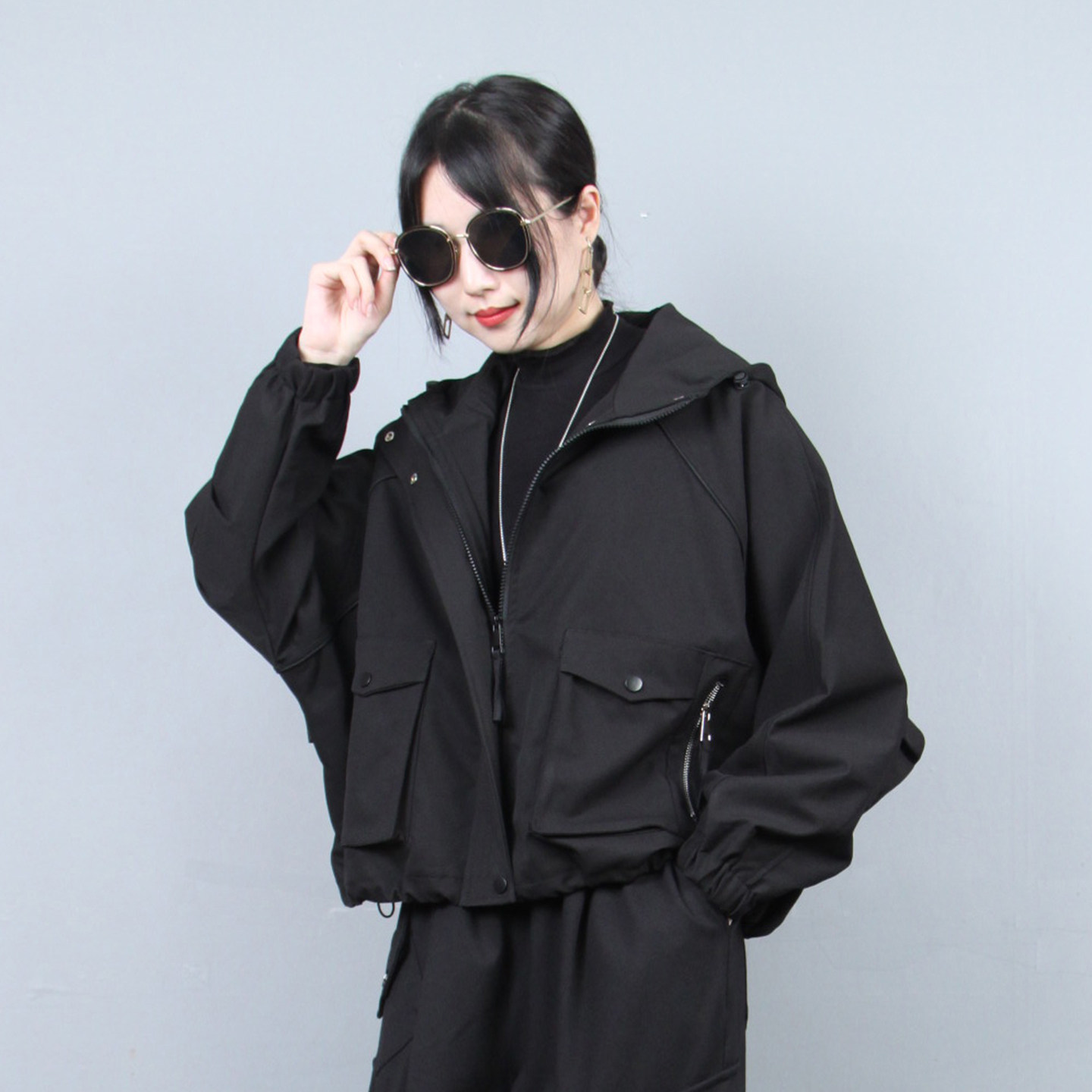 连帽大口袋休闲短外套女2026年春秋新品时尚蝙蝠袖工装黑色系风衣