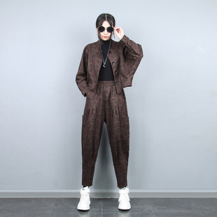 复古印花鹿皮绒蝙蝠袖西服套装女2026年春季小脚哈伦裤上衣两件套
