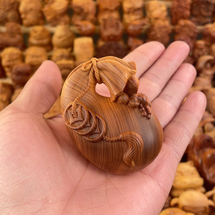 天然崖柏实木雕刻钱袋子手把件文玩招财纳福袋家居装饰桌面小摆件