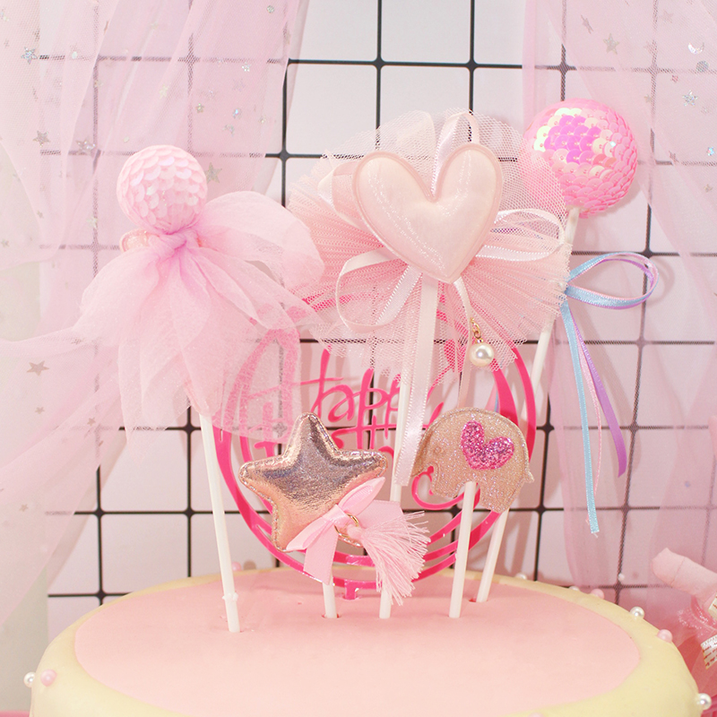 爱心插旗少女派对装扮生日蛋糕