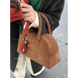 日本复古麂皮绒保龄球包包秋冬女2025新款小众枕头包大容量通勤包