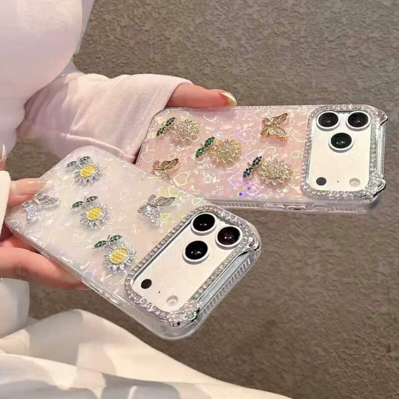 适用苹果17ProMax Air贝壳纹向日葵蝴蝶16Pro新款iPhone15Plus保护套12女款14大孔镶钻镜头框13Pro 11手机壳