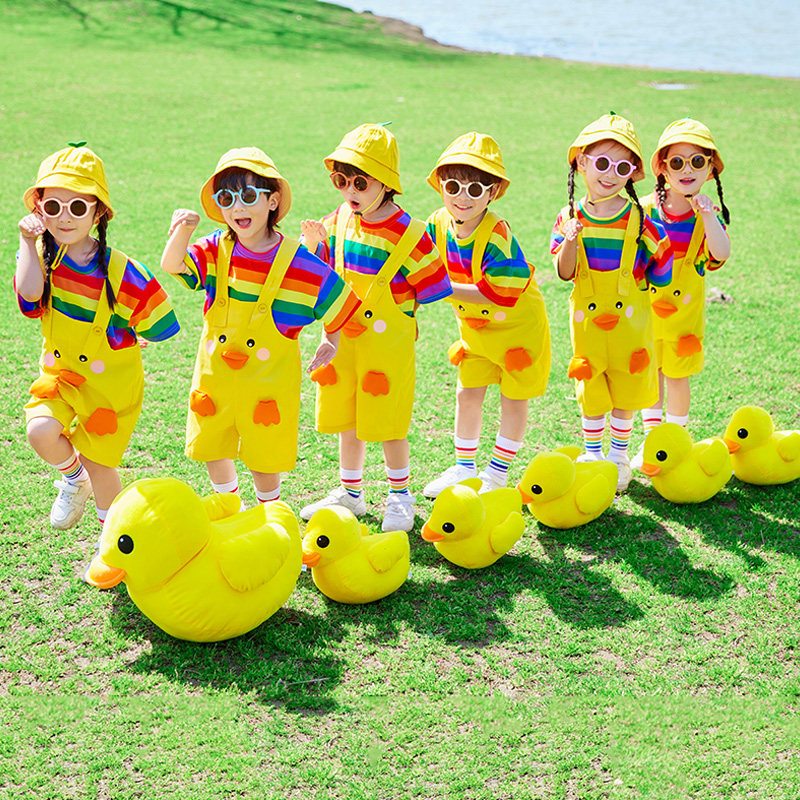 儿童演出服套装短袖夏季彩虹色可爱小黄鸭动物背带裤幼儿园表演服