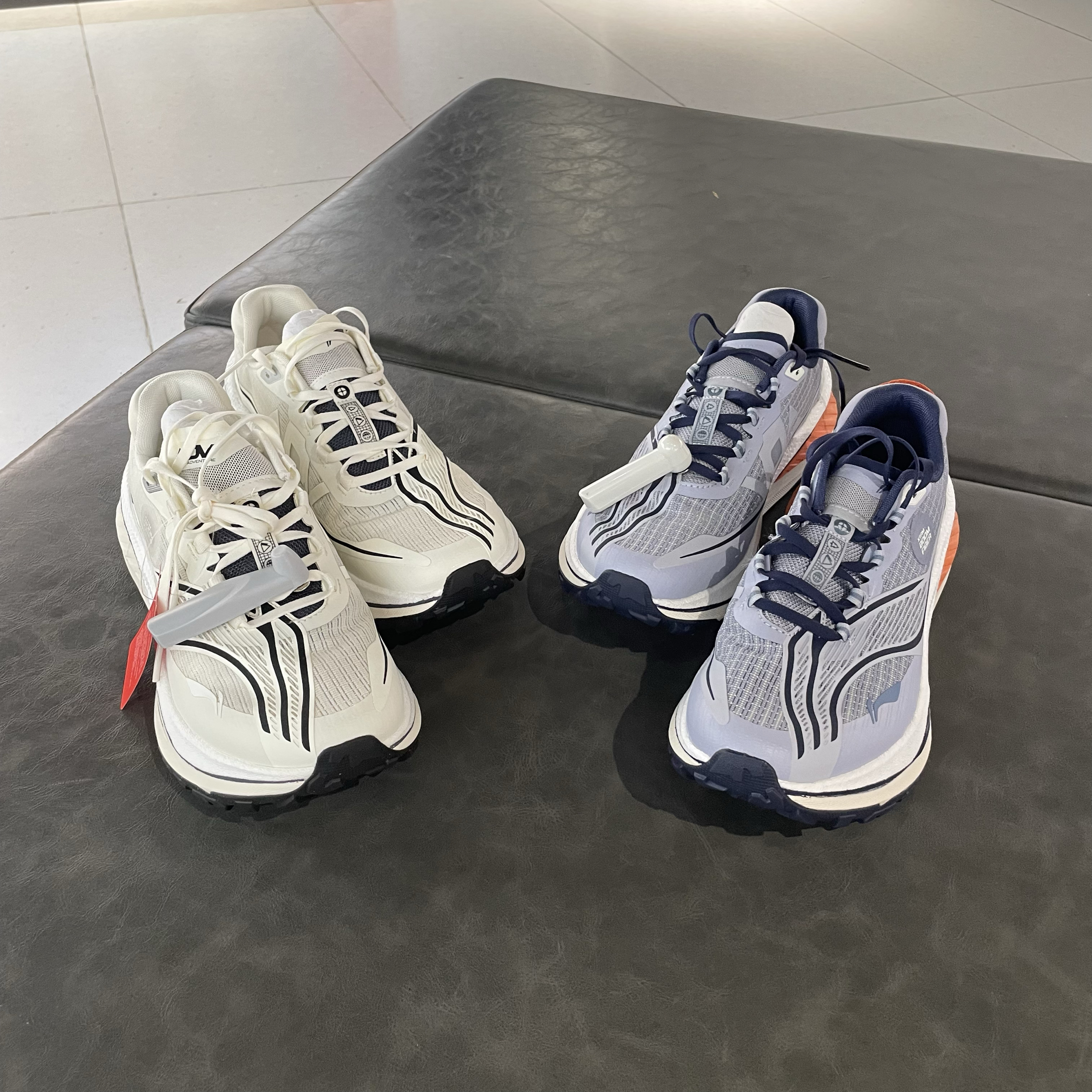 李宁男子的卢䨻丝轻量回弹跑步鞋