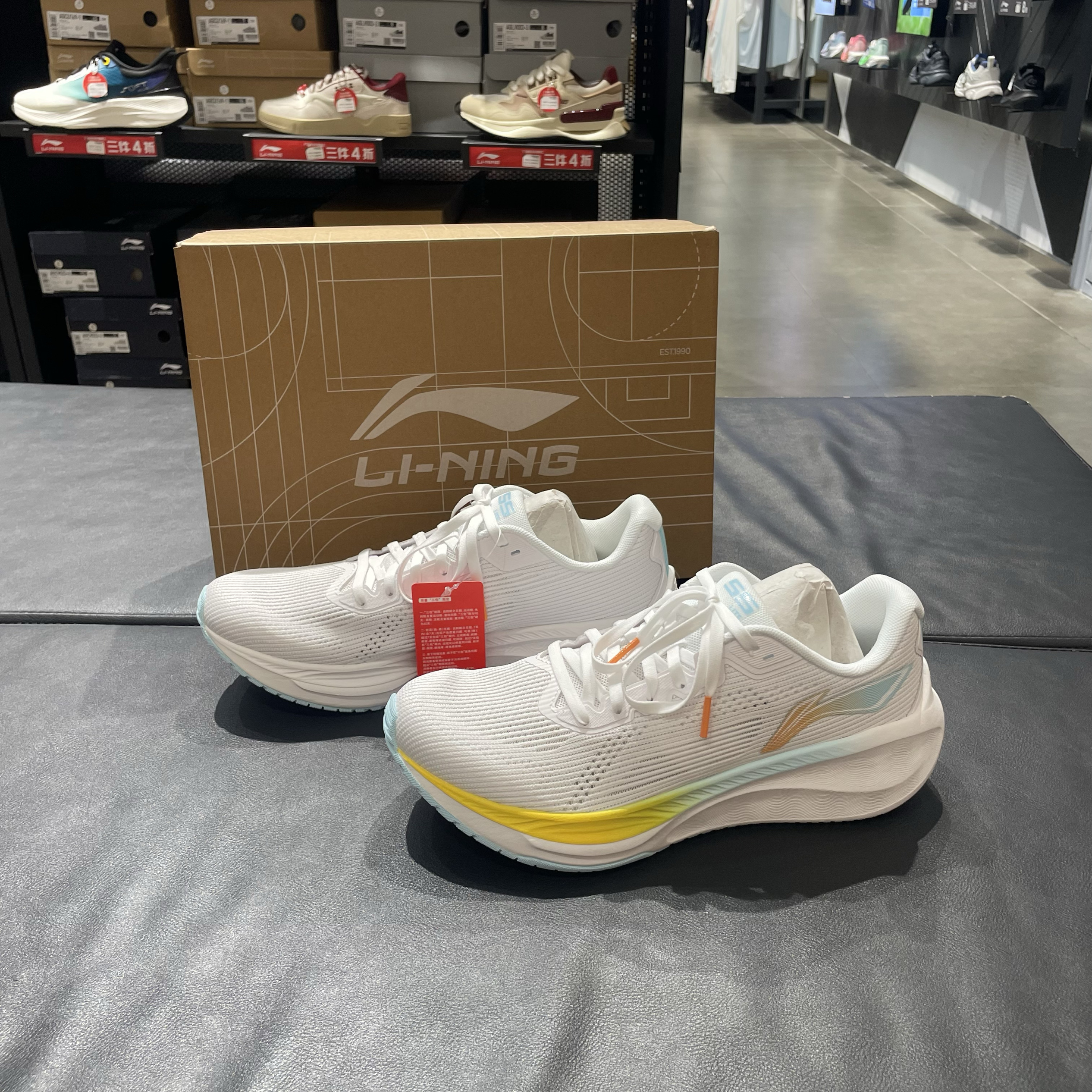 李宁男子透气回弹减震时尚跑步鞋